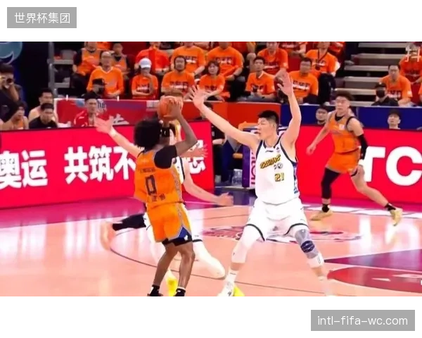 广厦队在总决赛第三场暴露内线劣势，篮板与团队配合数据被上海队完胜。